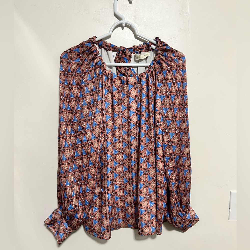 Marie Oliver‎ Kaleidoscope print Long sleeve
Bow tie back
Good preowned - Picture 2 of 9